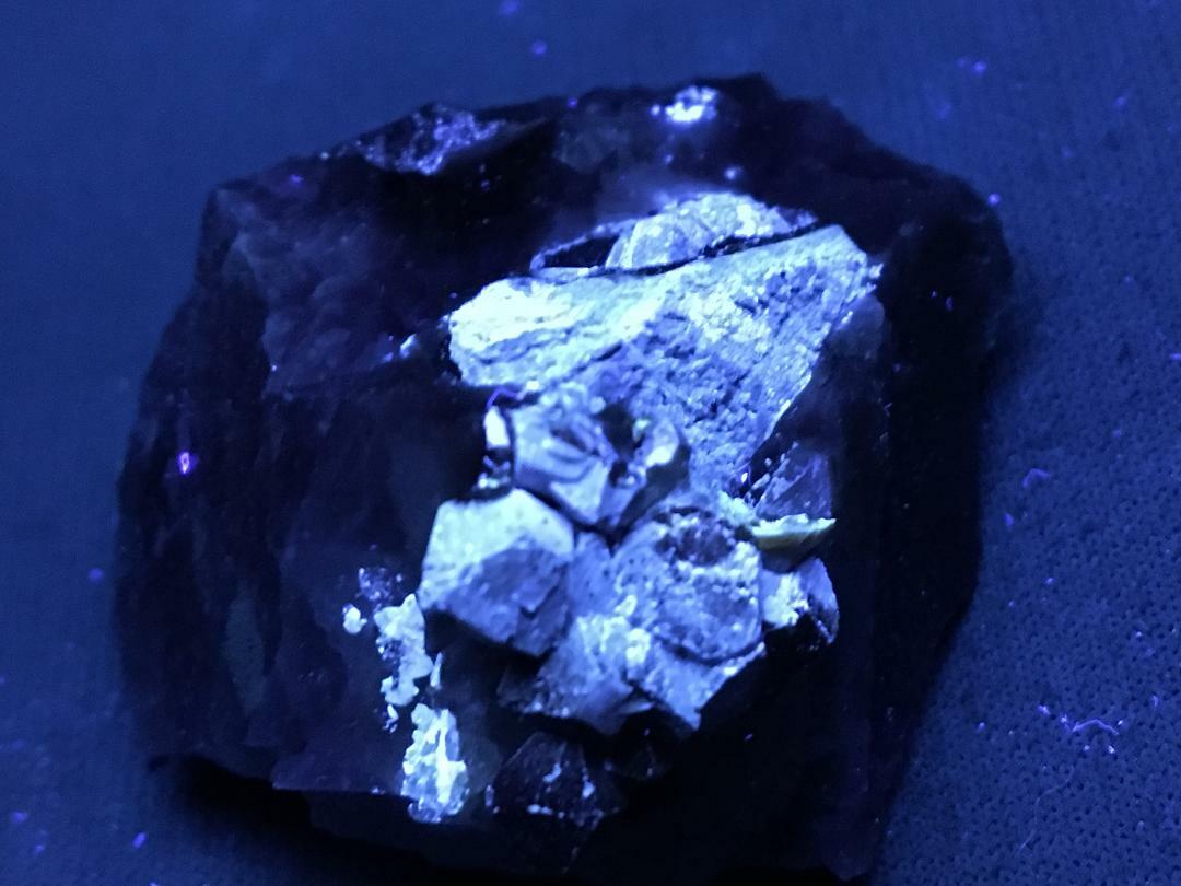 KB: FANTASTIC AND BRIGHT FL. BLUE/WHITE SW SCHEELITE ON MATRIX FROM GERMANY