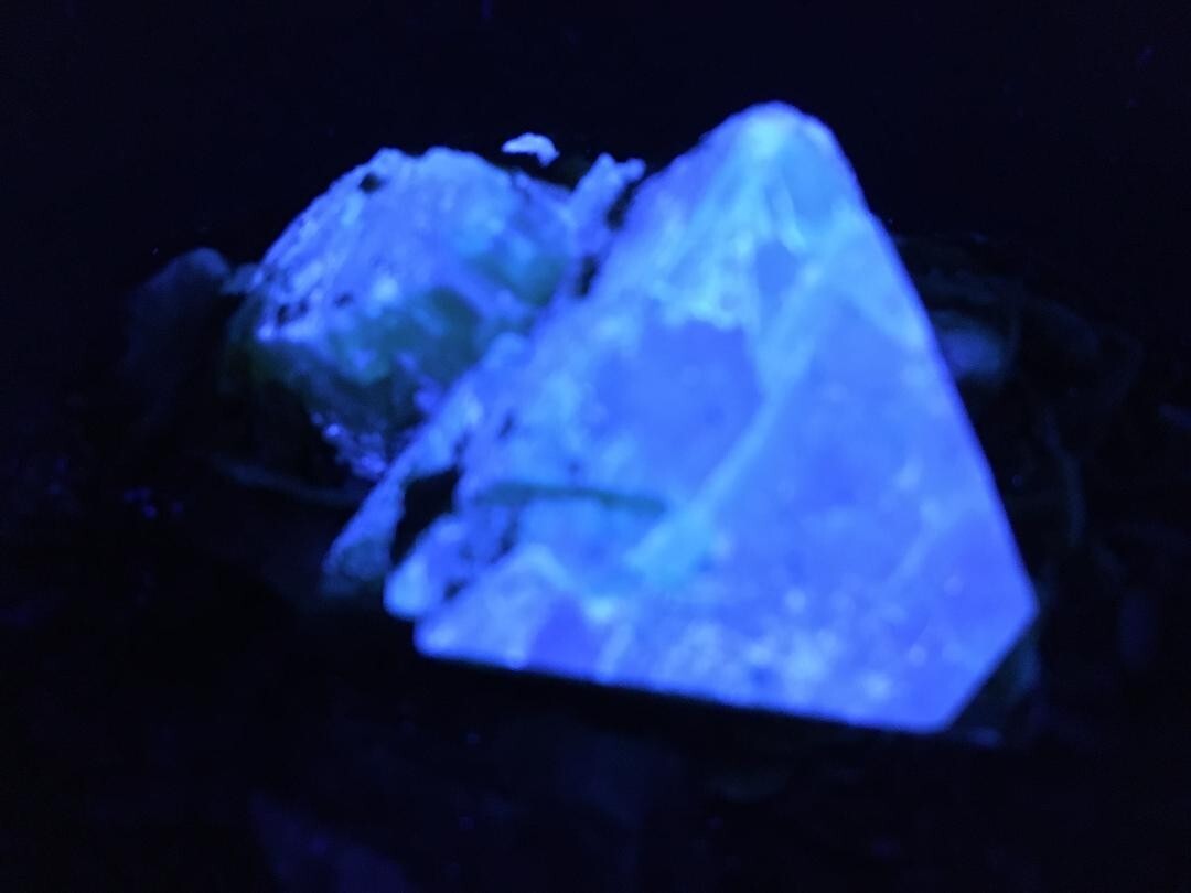 KB: SW FL BRIGHT BLUE/WHITE XL OF SCHEELITE ON MATRIX PINGWU MINE, SICHUAN CHINA