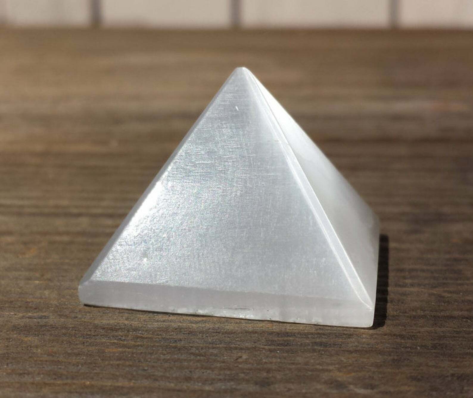 NATURAL SELENITE MEDIUM GEMSTONE PYRAMID 27-30mm