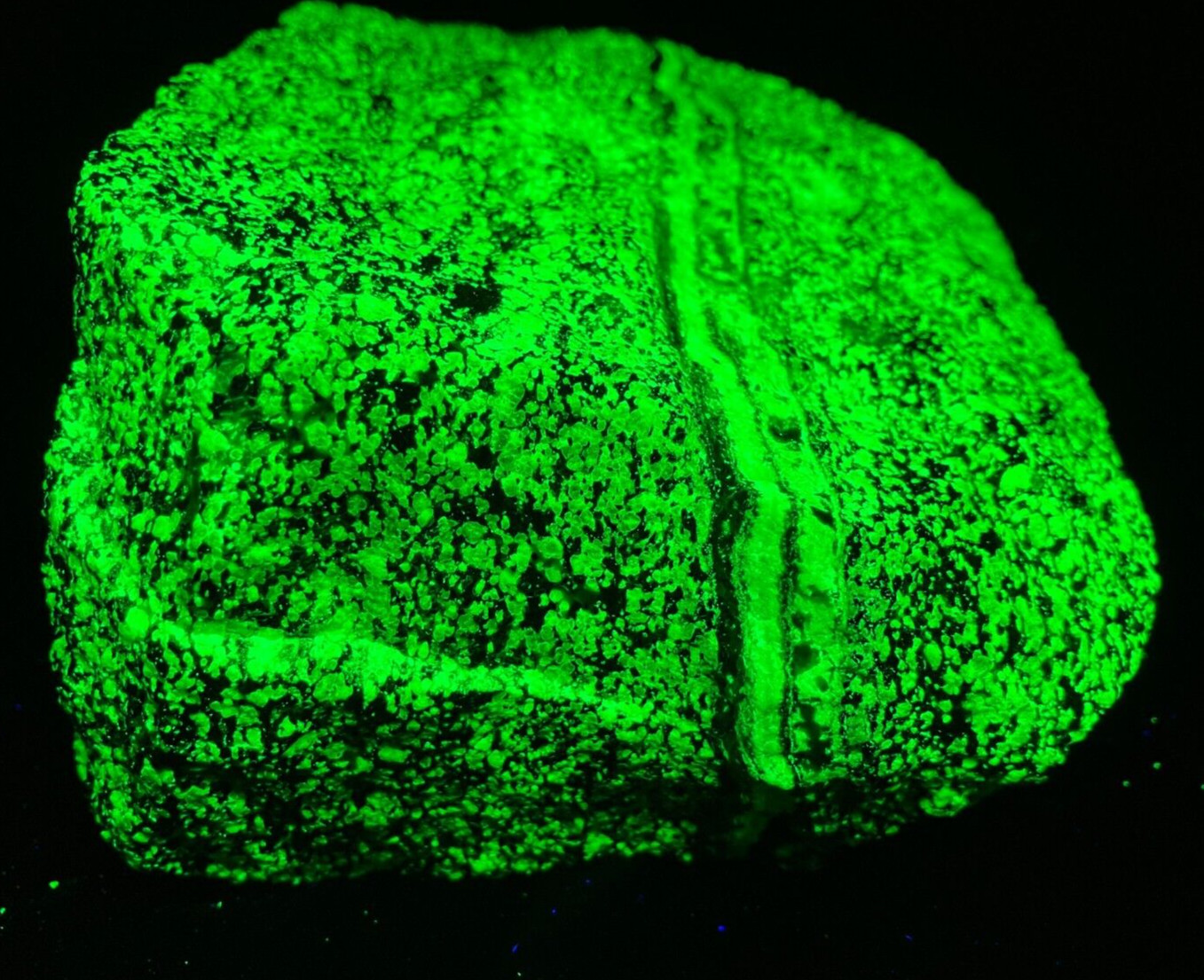 A101 Franklin NJ Fluorescent Willemite Vein 5.25×4.x2.5 in 6.23lb phosphorescent
