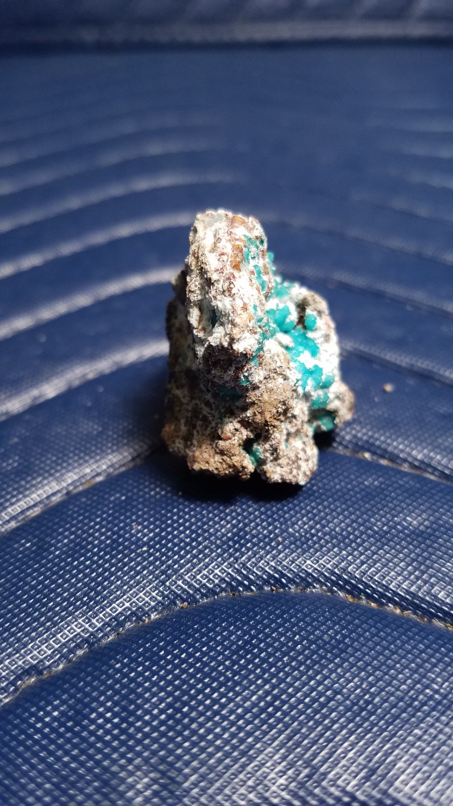 SiG: Blue-Green Greenish-Blue Alumino Adamite Clusters on Matrix from Greece