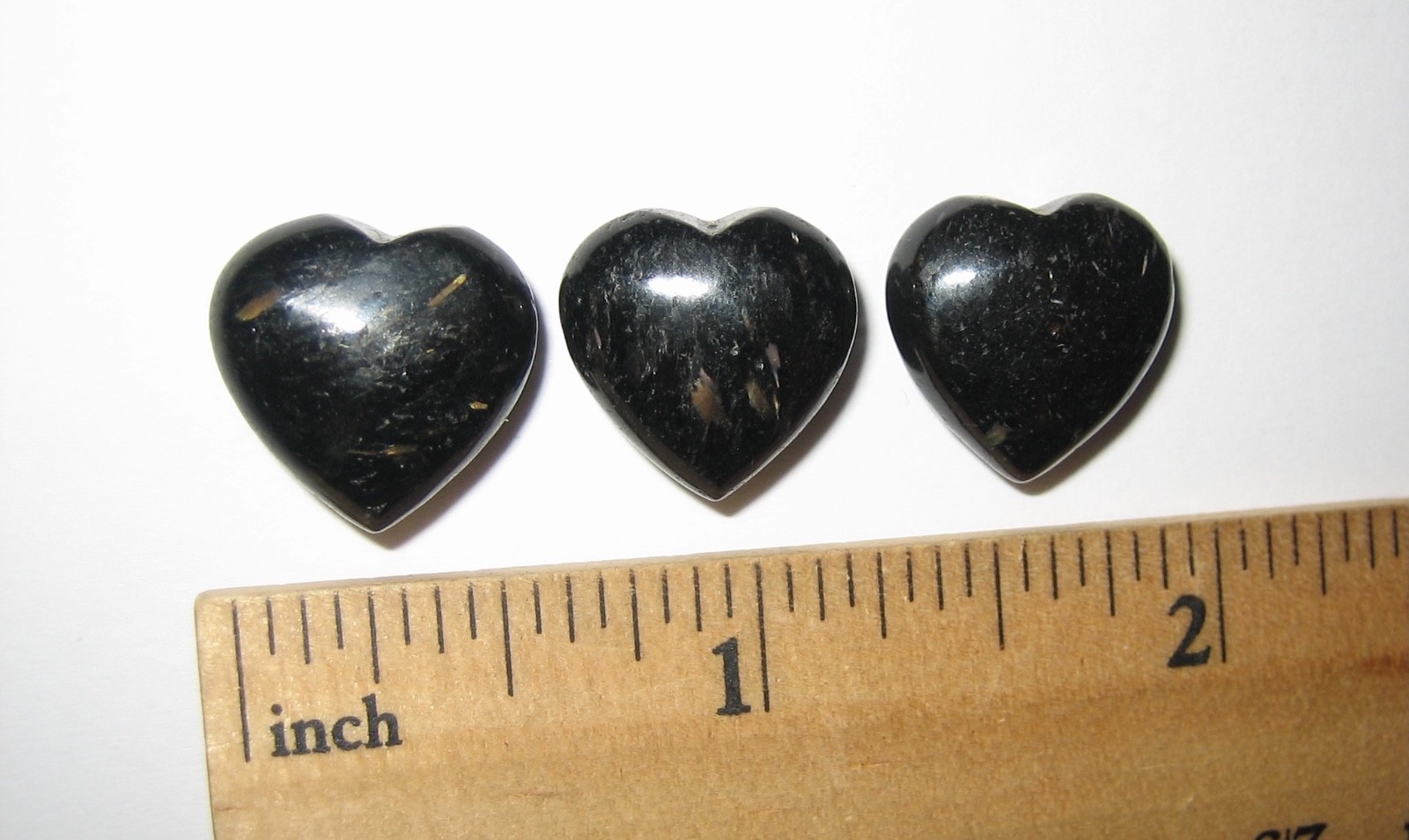 3pc 15mm RARE POLISHED NATURAL AUTHENTIC NUUMMITE STONE HEARTS FROM GREENLAND *3