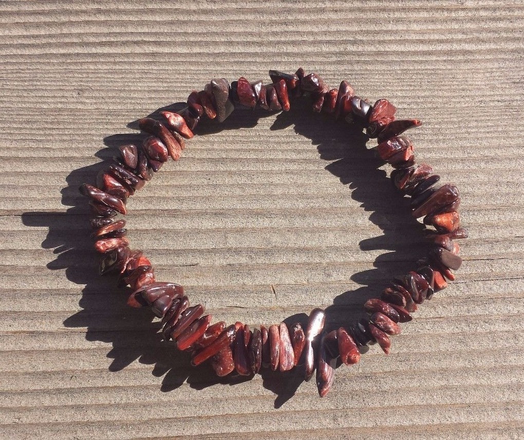 NATURAL RED TIGER IRON STONE GEMSTONE STRETCHY CHIP BRACELET