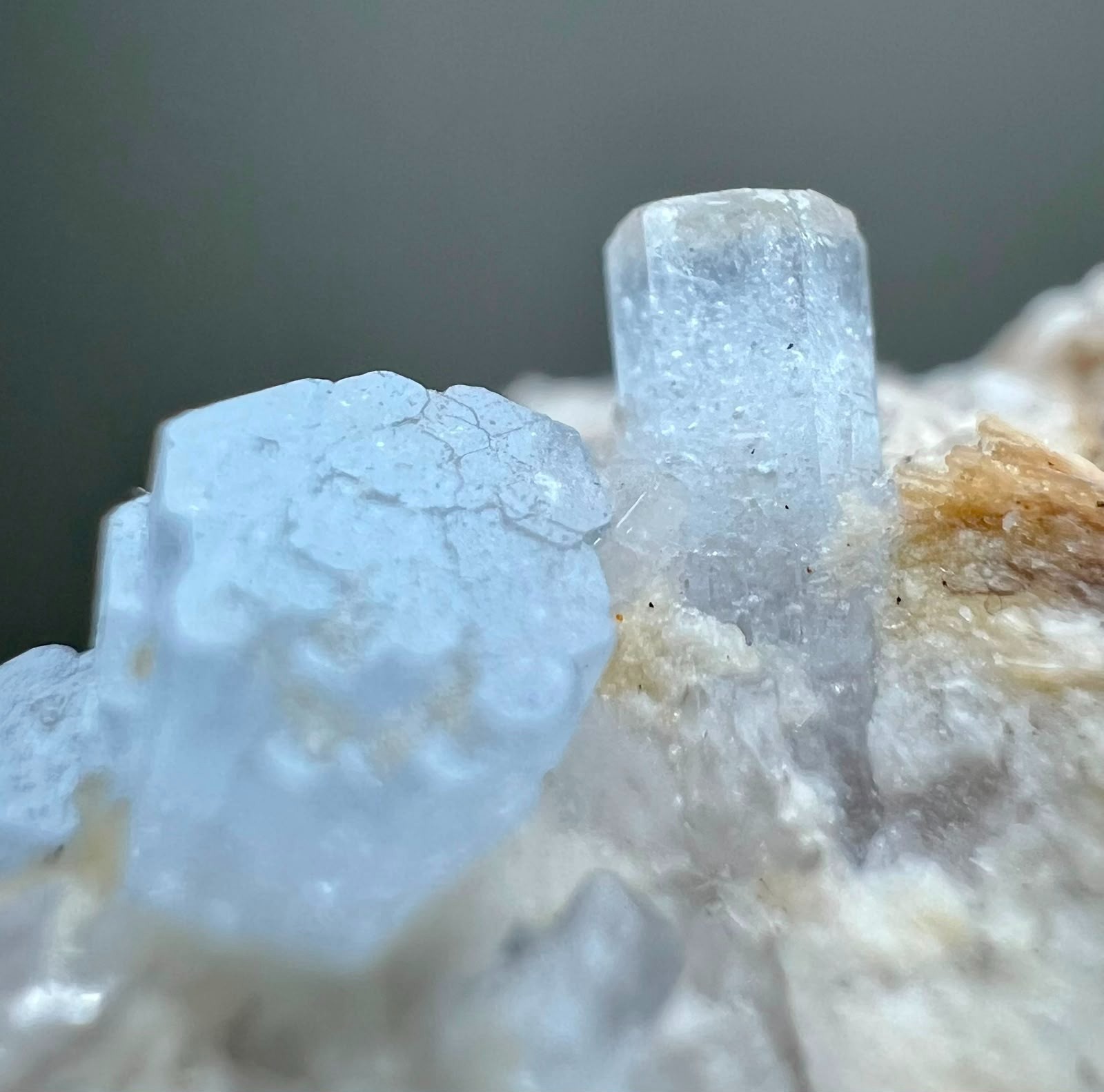 154CT, Top Quality! Natural Sky Blue Aquamarine Crystals with mica on matrix ,PK