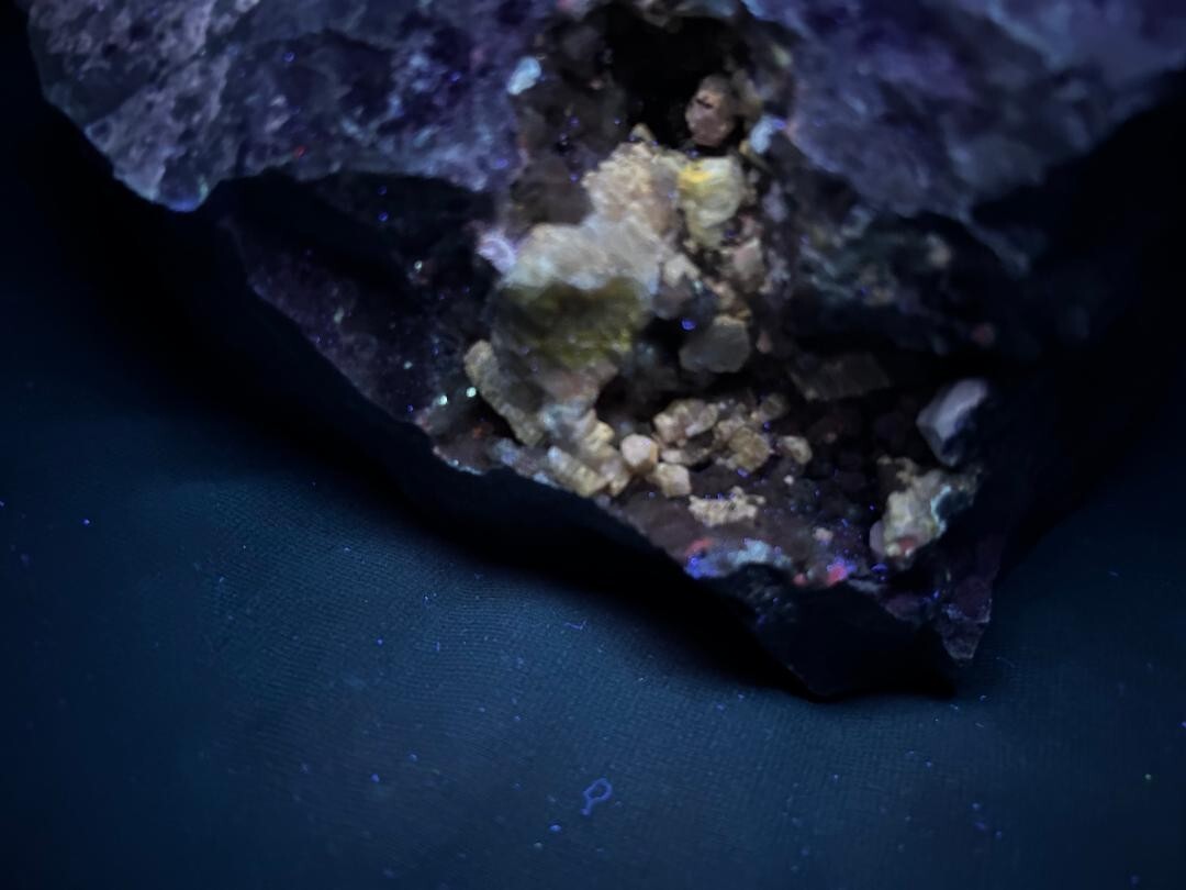 KB: BRIGHT! FL. YELLOW/WHITE SW/LW WELOGANITE XLS. FROM FRANCON QUARRY, CANADA
