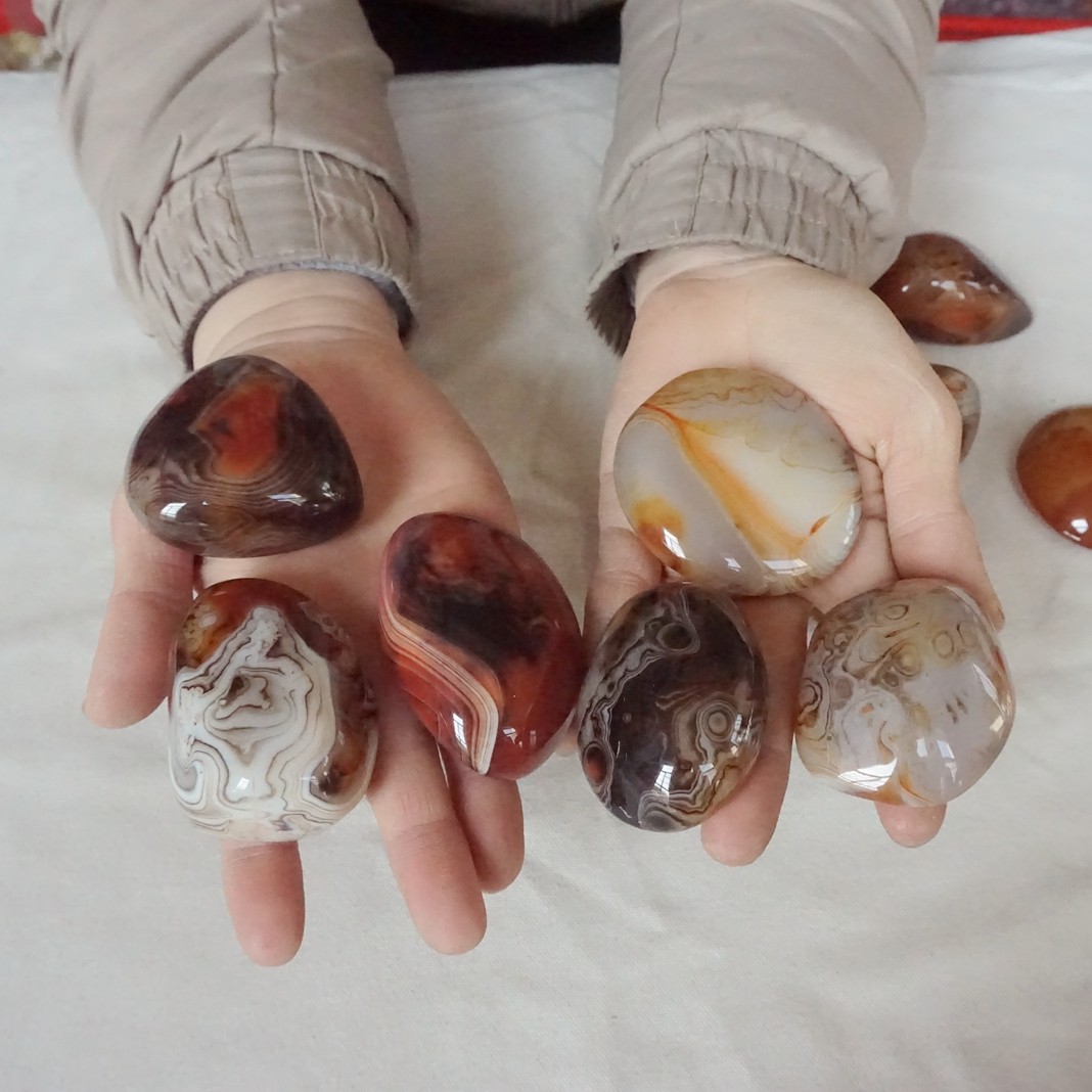 20Pcs 4.4LB Natural Sardonyx Carnelian Banded Agate Crystal Palm Stones Healing