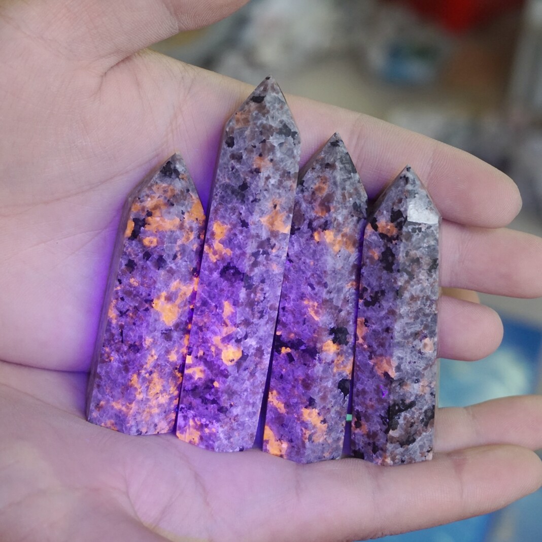 2.2LB 12Pcs Yooperlite Fire Stone Crystal Tower Flashing Flame Under Ultraviolet