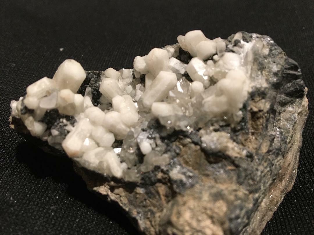 KB: BRIGHT SW FL. WHITE/CREAM TARNOWIZITE XLS. FROM TOUISSIT, MOROCCO