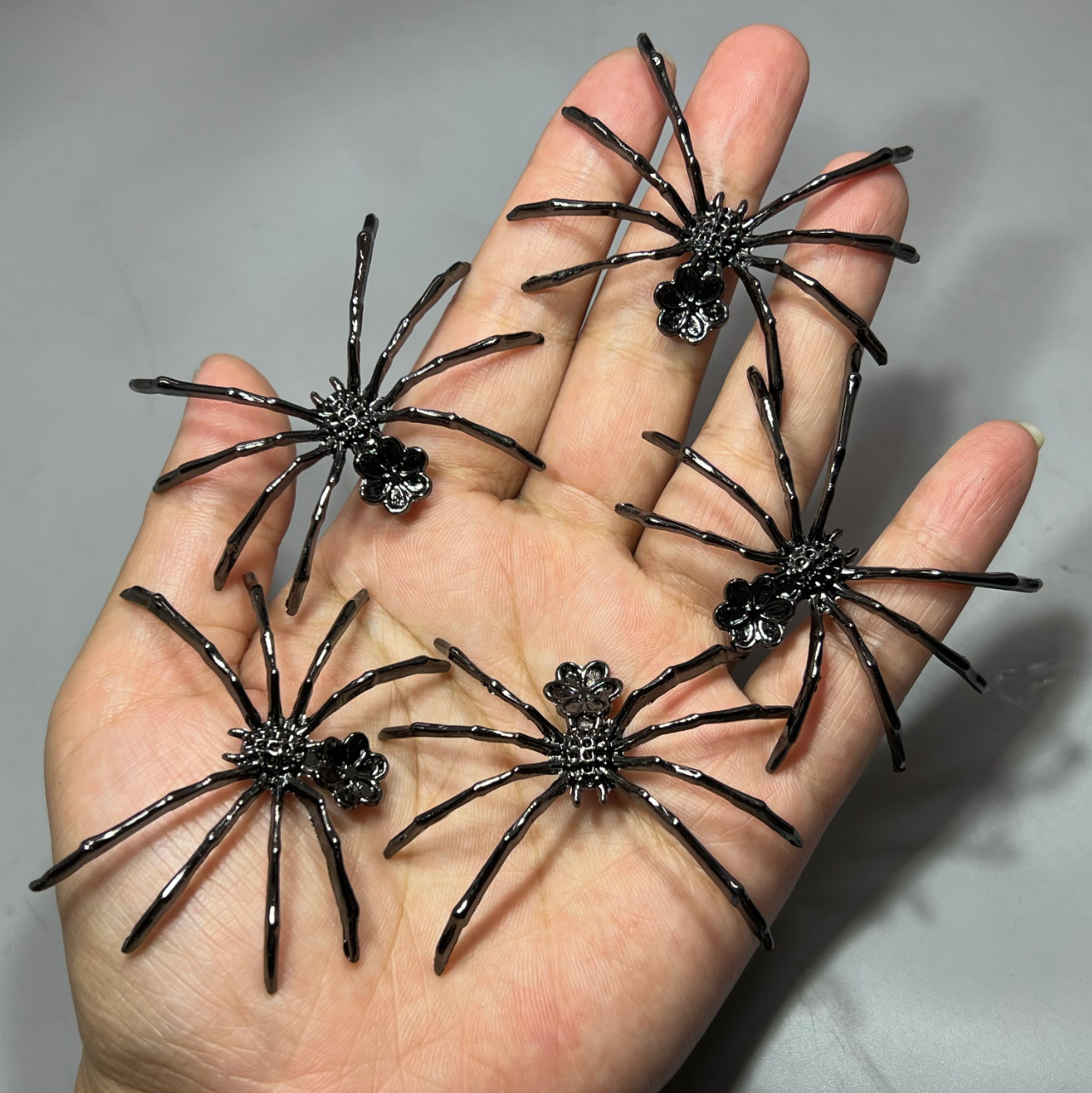 50pcs Electroplate Spider reiki stand Gift Random
