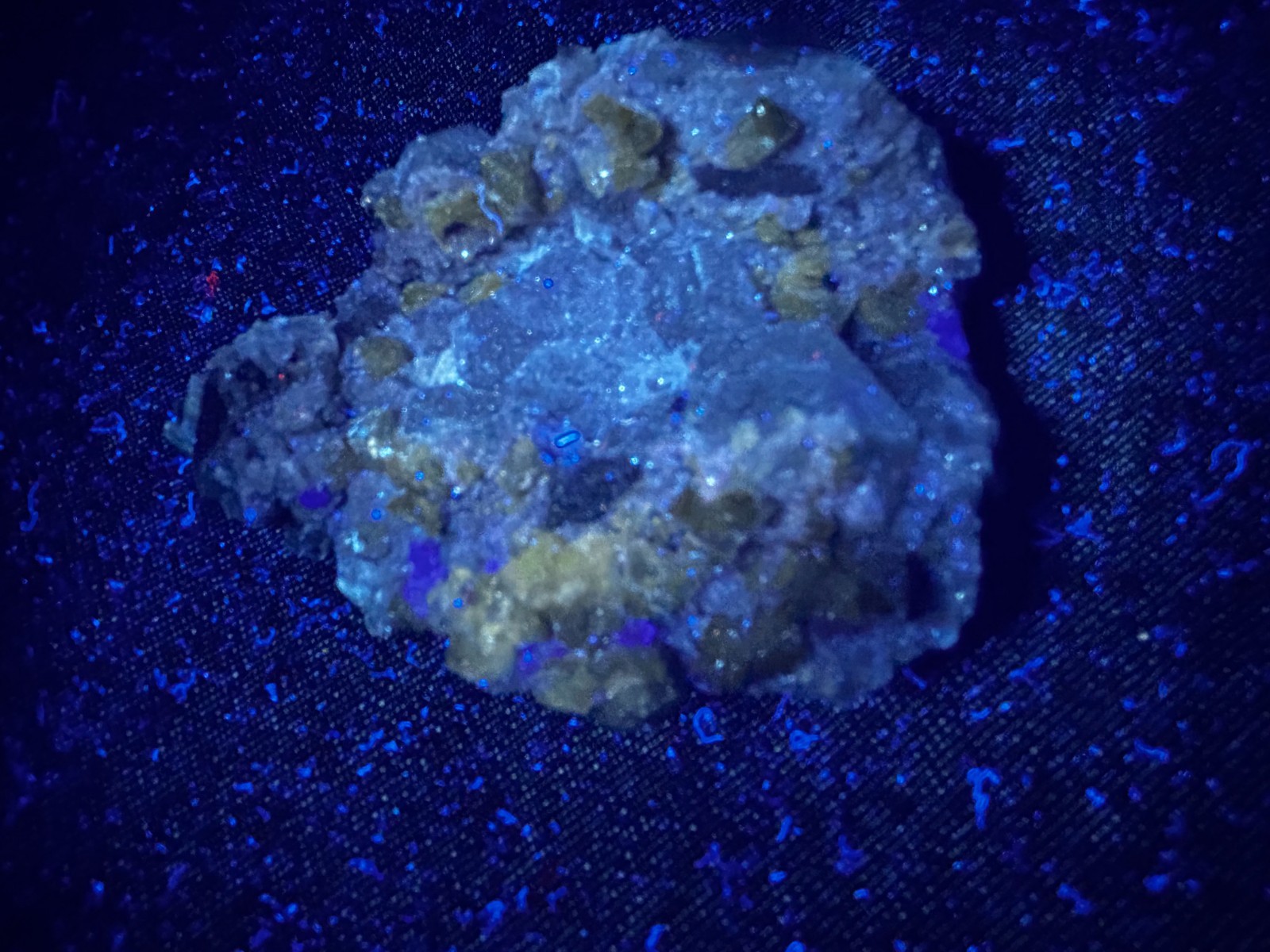 KB: SW FL BRIGHT BLUE/WHITE XLS OF SCHEELITE ON MATRIX, HUNAN PROVINCE, CHINA