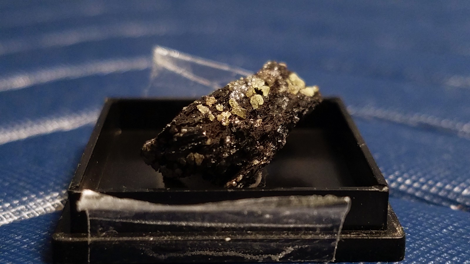 SiG: Tiny Light Pale Yellow Sulphur Crystals on Dark Matrix from Austria