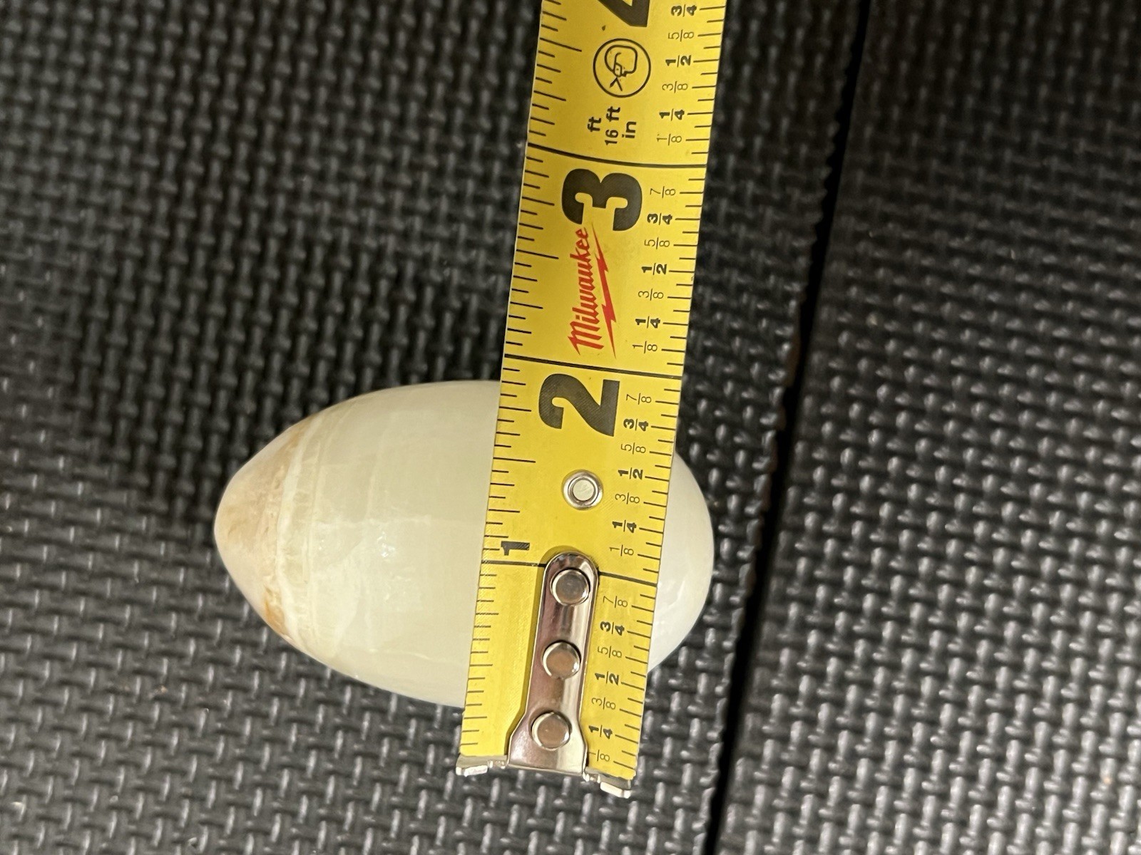 Green Onyx Polished Stone Egg. 2 1/2 in high, 1 3/4 in wide. Preowned.