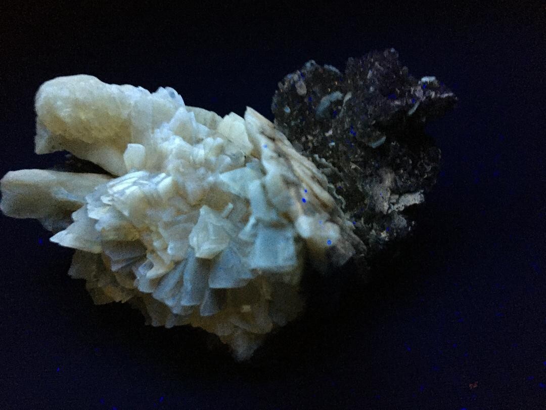 KB: BRIGHT! FL. YELLOW/WHITE SW/LW/PHOS CALCITE CRYSTALS RUCK’S PIT, FLORIDA
