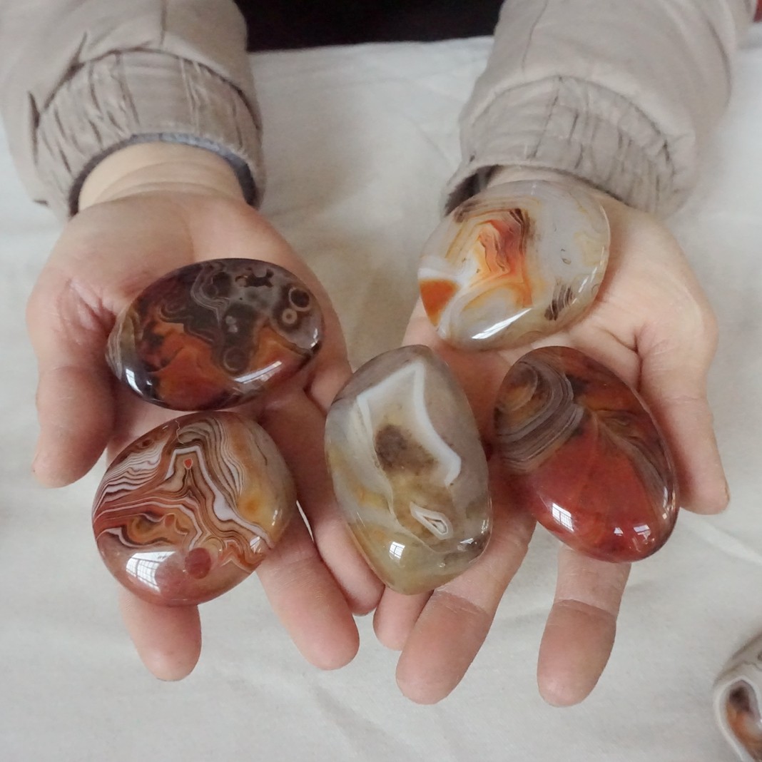 20Pcs 4.4LB Natural Sardonyx Carnelian Banded Agate Crystal Palm Stones Healing