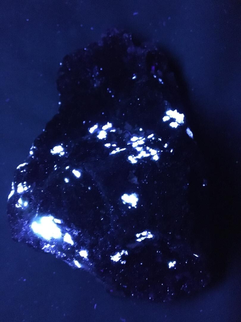 KB: SW FL BRIGHT BLUE/WHITE SCHEELITE W/ EMERALD XL FROM YUNNAN PROVINCE, CHINA