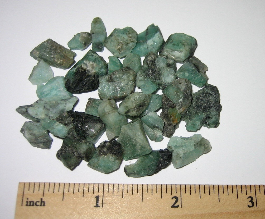 30 SMALL NATURAL ROUGH 0.2″- 0.5″ EMERALD GREEN BERYL CRYSTALS BRAZIL ~ 30.2g *A