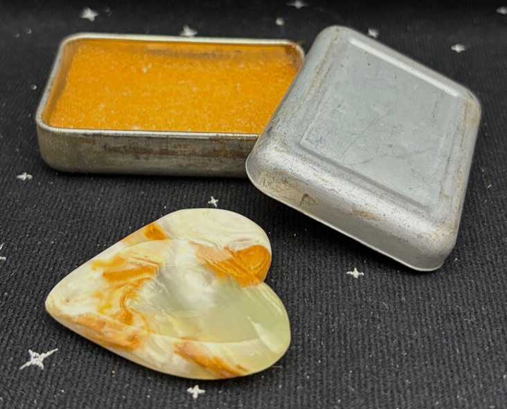 VTG Polished Stone/Crystal Heart Mixture Of White,Brown & Green 1.75″ Metal Tin