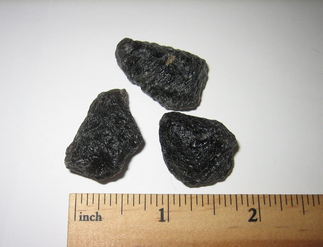 3 SMALL RARE 0.5-1″ AGNI MANI TEKTITE ( AGNIMANITITE ) TEKTITES INDONESIA 21g *3