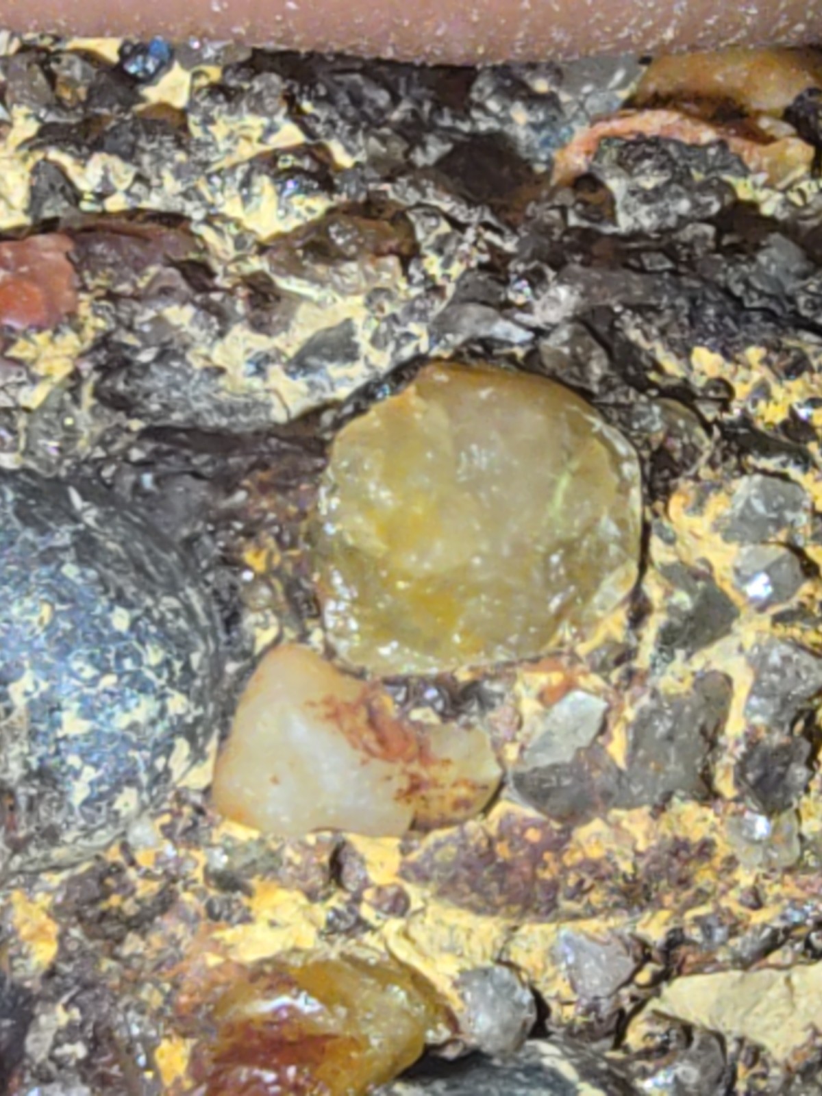 Bearing diamond rock that’s 1 1/2 tall by 1 1/4 inches in whith.