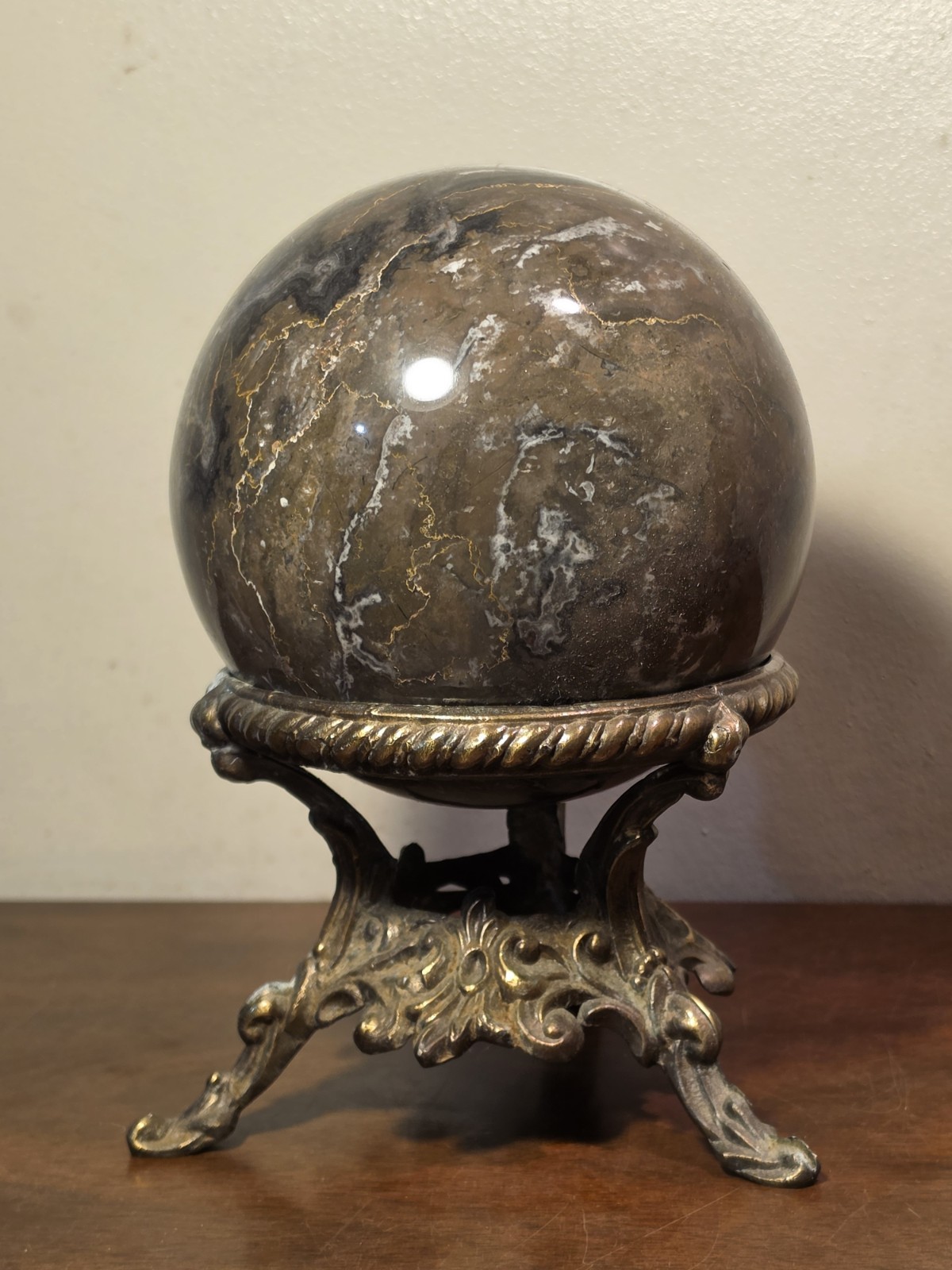 POLISHED SPHERE MARBLE STONE BALL ORB BRASS PEDESTAL 8 POUNDS 17″ CIRCUMFERENCE