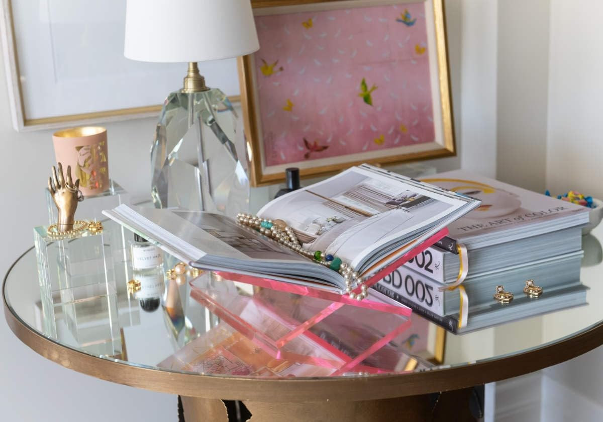 Lucite Galerie Book Display Stand – Elegant Acrylic Book Holder for Coffee Table