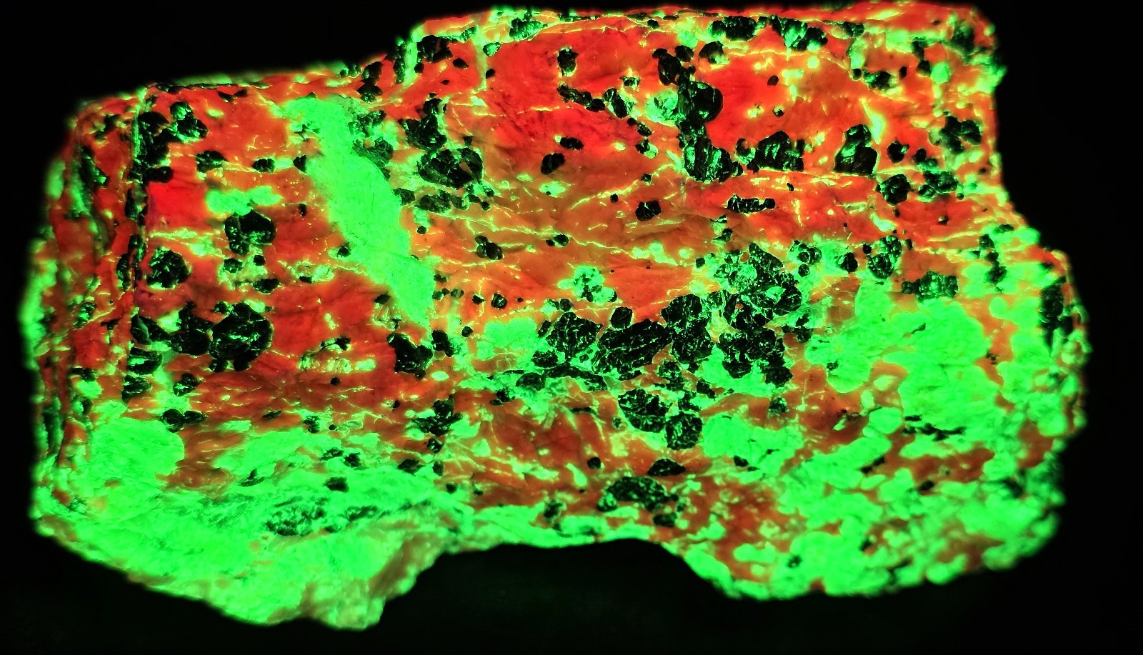 FRANKLIN NJ FLUORESCENT BRIGHT GREEN WHITE WILLEMITE-FIRE ENGINE RED CALCITE