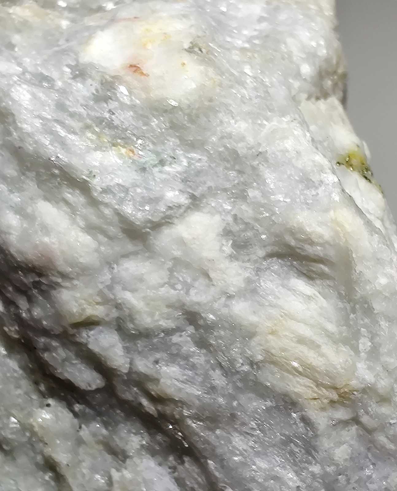 Diopside and Phlogopite fluorescent specimen. Gfoehl, Austria. 107 grams.