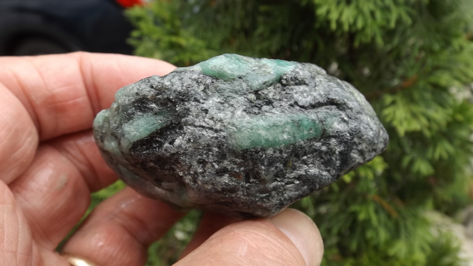 1LB = 2,000 CARATS LOT – EMERALD CRYSTALS IN MINE ROUGH STONE MATRIX