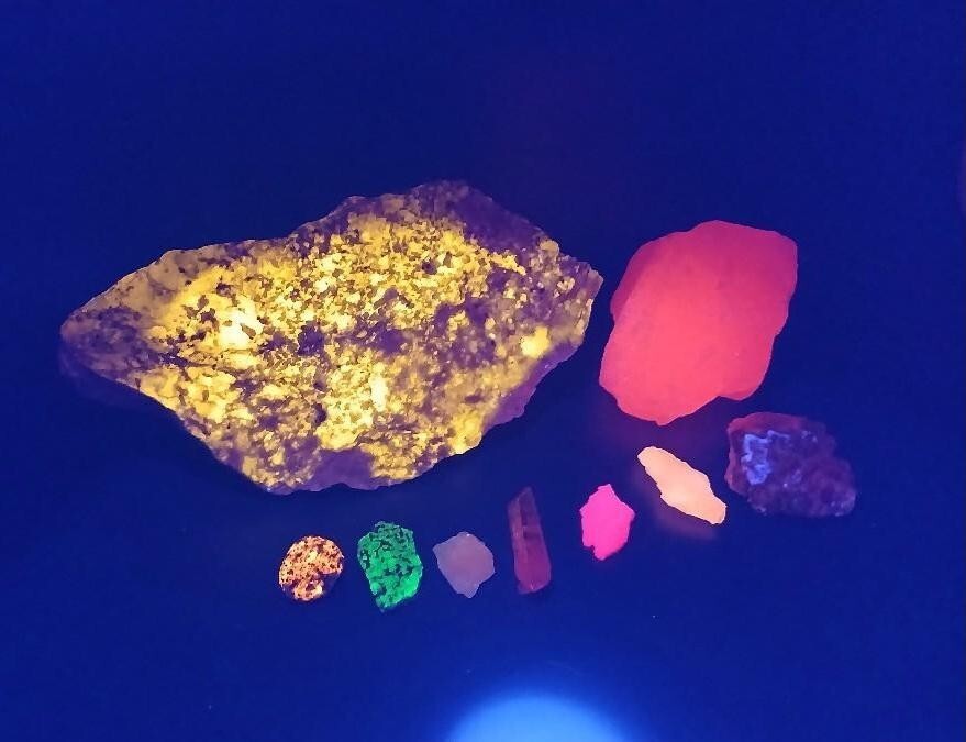 Epic Fluorescent Mineral Kit – Super Bright Colors Fluorescent Minerals