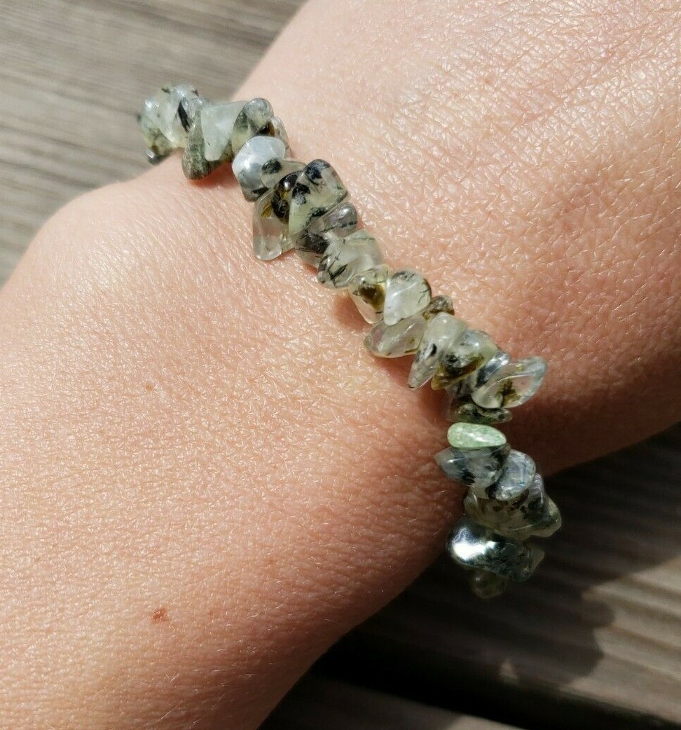 NATURAL GREEN RUTILATED QUARTZ STONE GEMSTONE STRETCHY CHIP BRACELET