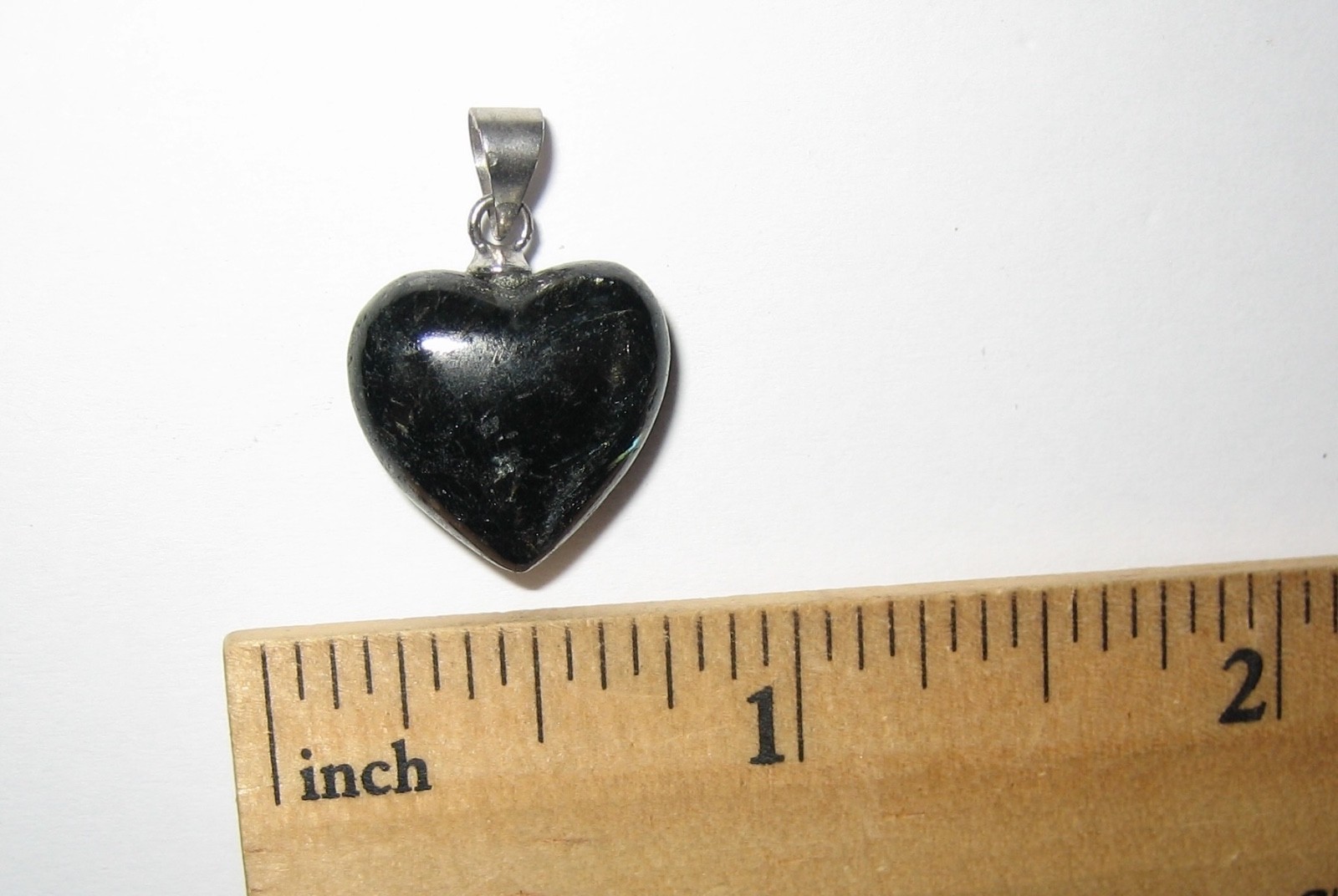 15mm RARE! POLISHED NATURAL AUTHENTIC NUUMMITE STONE HEART PENDANT GREENLAND *1