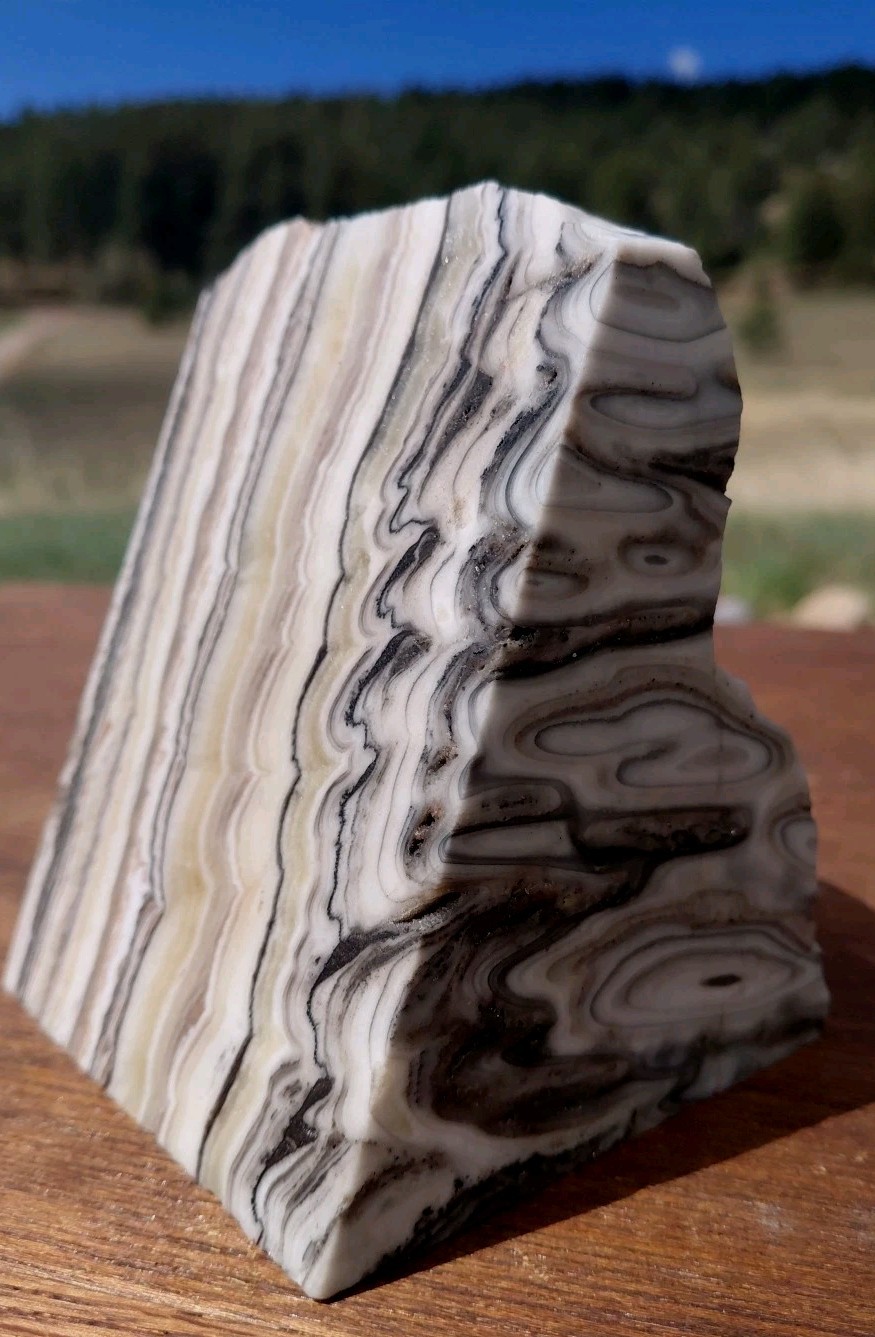 Zebra Calcite Polished Crystal Pyramid 2 3/4Lb Bands UV+ 4 3/4″× 3 1/2″ ×3 1/2