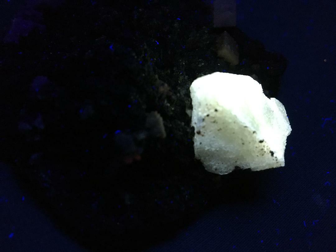 KB: SW FL BRIGHT WHITE & YELLOW/WHITE XL SCHEELITE FROM INNER MONGOLIA, CHINA