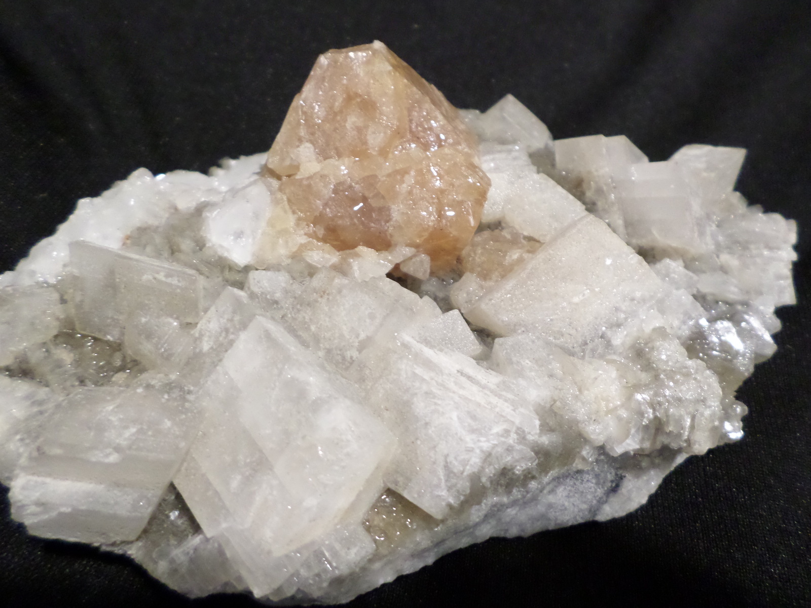 KB: SW FL BRIGHT BLUE/WHITE SCHEELITE CRYSTAL ON MATRIX FROM PINGWU, CHINA