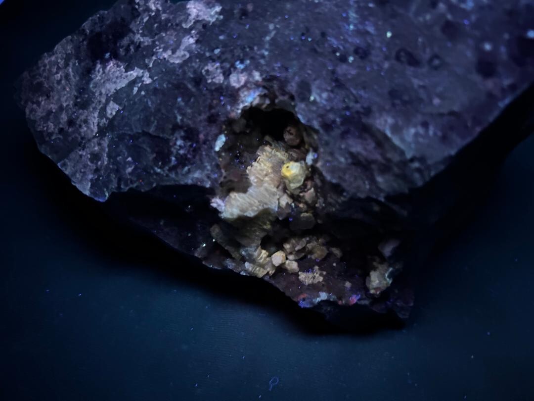 KB: BRIGHT! FL. YELLOW/WHITE SW/LW WELOGANITE XLS. FROM FRANCON QUARRY, CANADA