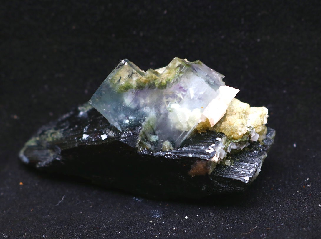 Natural Blue Cubic fluorite Black tungsten ore Mica mineral specimen/yaogangxian