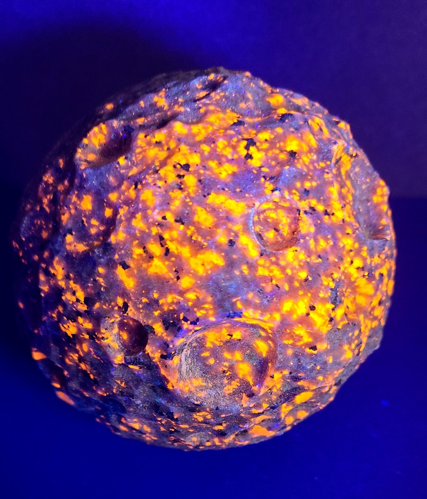 XXL 4″ 1,166g 100mm UV Reactive Glow Yooperlite Full Moon Stone Carving