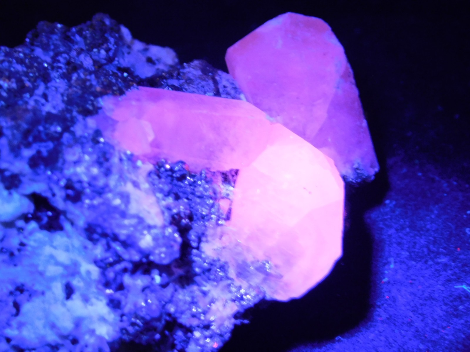 FLUORESCENT Calcite Crystal Cluster with CHALCOPYRITE! Peru 185gr