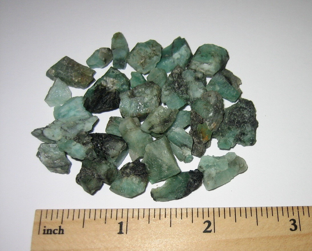 30 SMALL NATURAL ROUGH 0.2″- 0.5″ EMERALD GREEN BERYL CRYSTALS BRAZIL ~ 30.2g *A