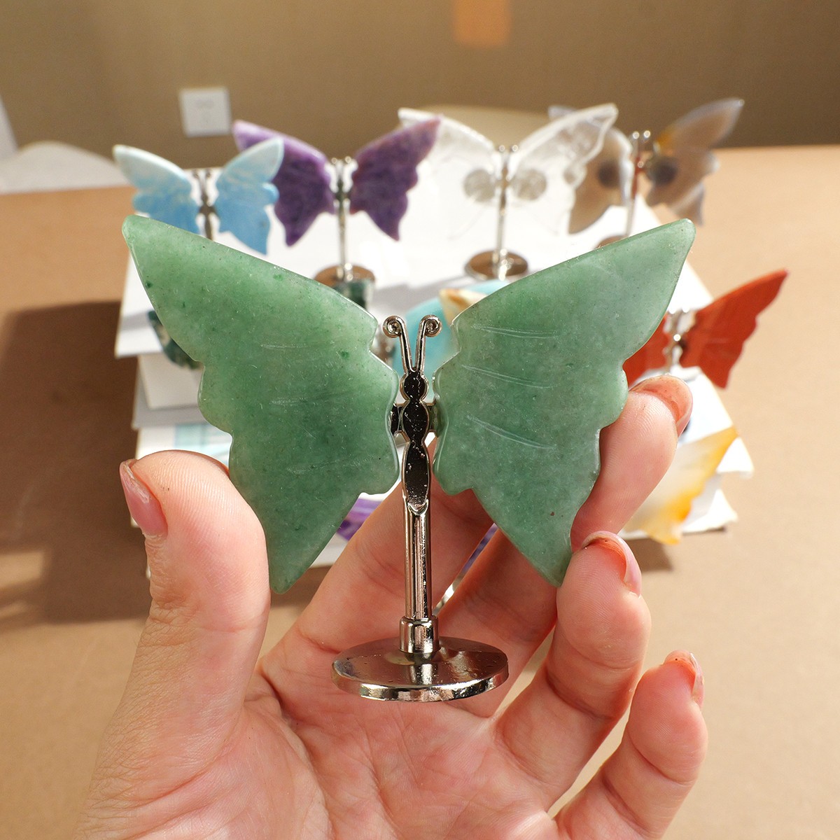 1PC Random Natural Mixed Stone Butterfly Figurine Crystal Carving Stand Home