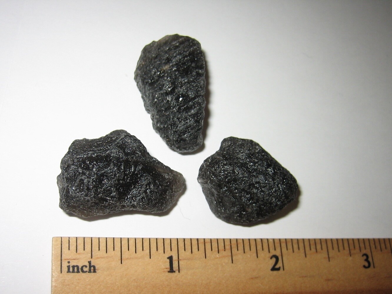 3 SMALL RARE 0.5-1″ AGNI MANI TEKTITE ( AGNIMANITITE ) TEKTITES INDONESIA 21g *3