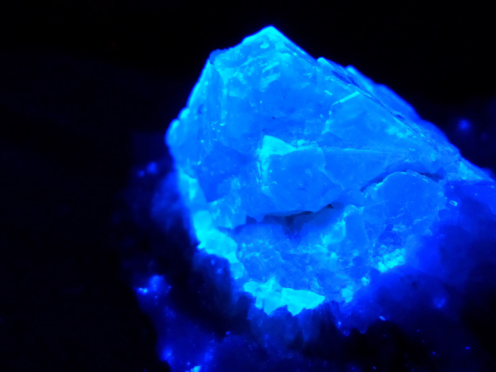 KB: SW FL BRIGHT BLUE/WHITE SCHEELITE CRYSTAL ON MATRIX FROM PINGWU, CHINA