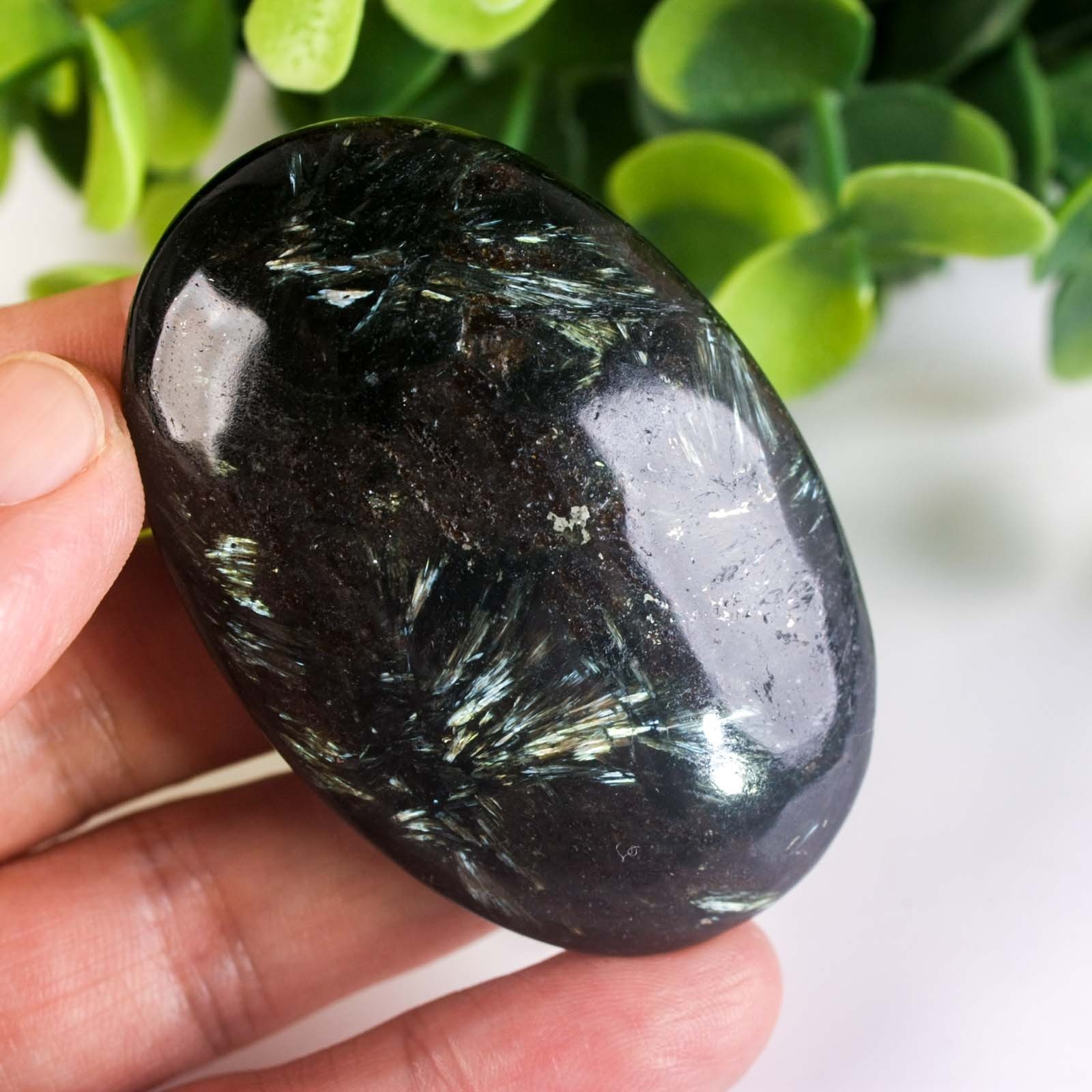 64g 59mm Rare Arfvedsonite Palm Stone Natural Firework Flash Crystal Worry Stone