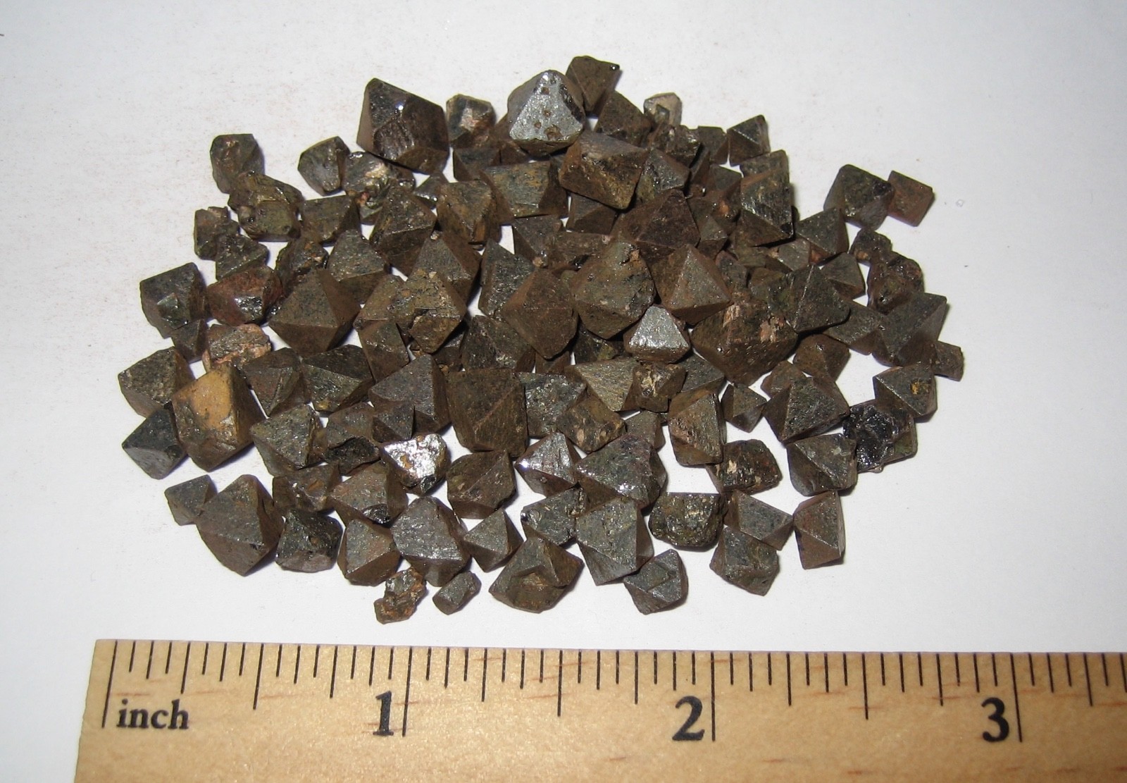 PILE TINY NATURAL ROUGH 0.2″- 0.3″ MAGNETITE CRYSTAL MINERALS FROM BRAZIL 54g *4