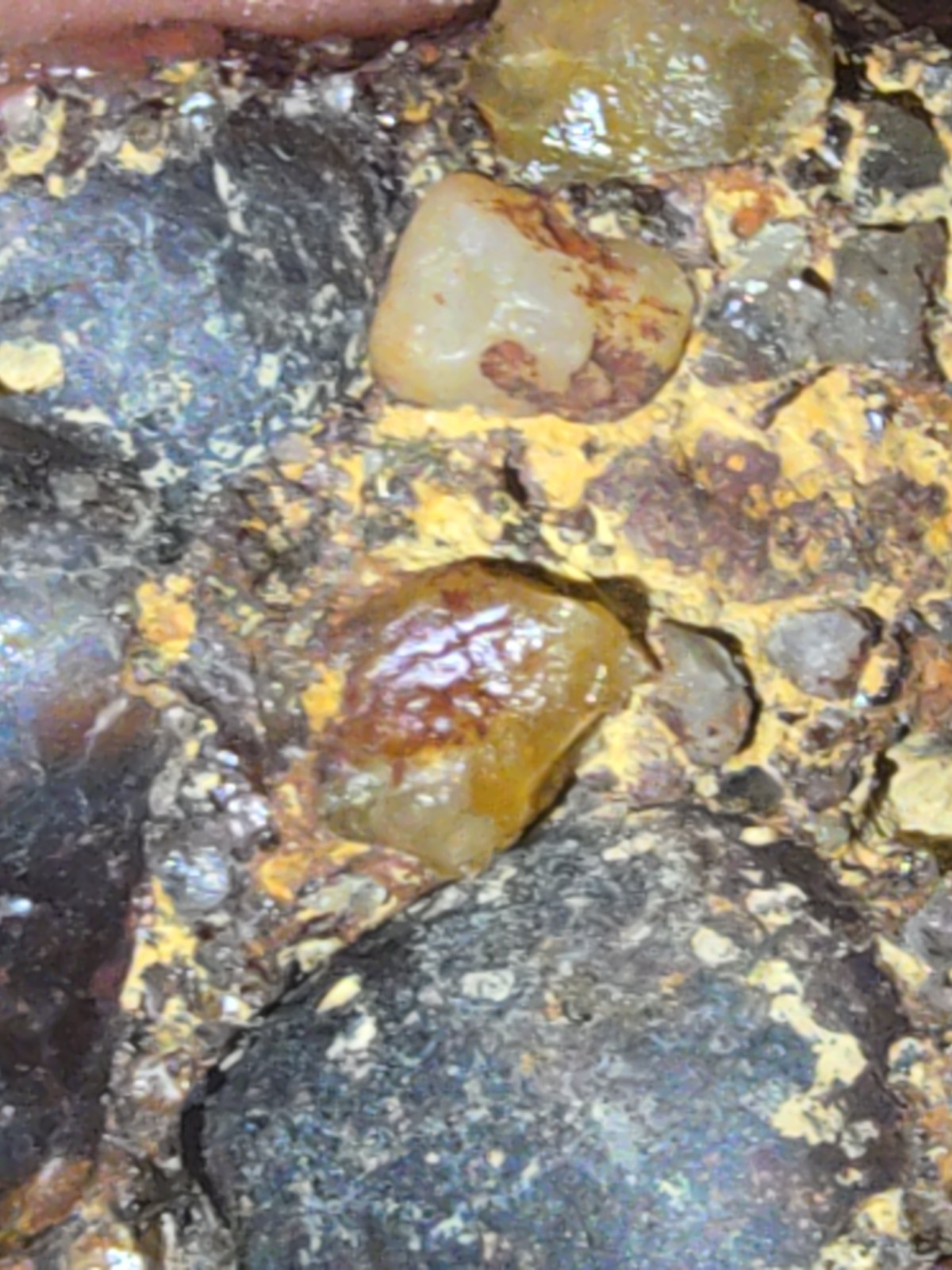 Bearing diamond rock that’s 1 1/2 tall by 1 1/4 inches in whith.