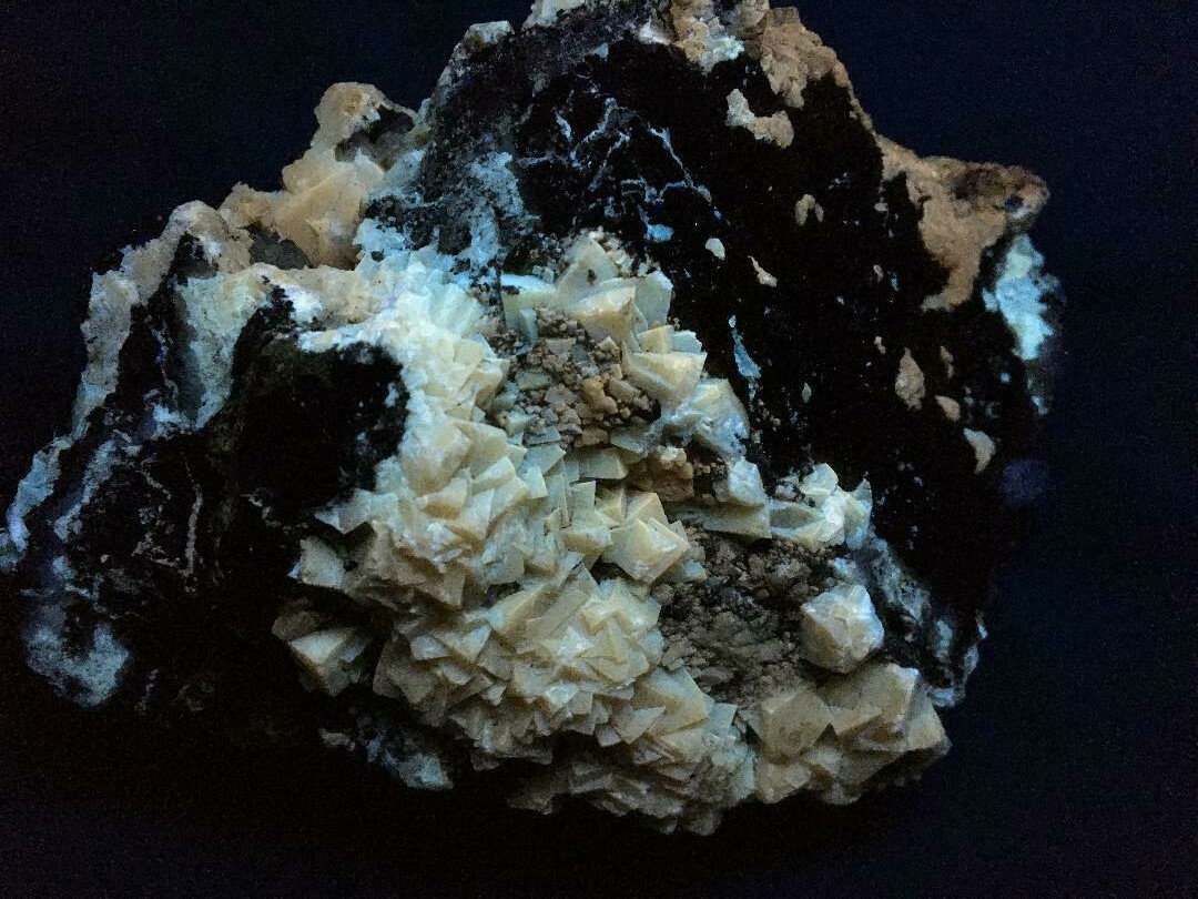 KB: BRIGHT! FL. YELLOW/WHITE & WHITE SW/LW/PHOS. CALCITE XLS. ON MATRIX, OREGON