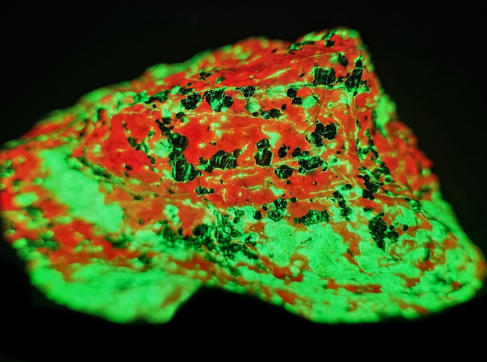 FRANKLIN NJ FLUORESCENT BRIGHT GREEN WHITE WILLEMITE-FIRE ENGINE RED CALCITE