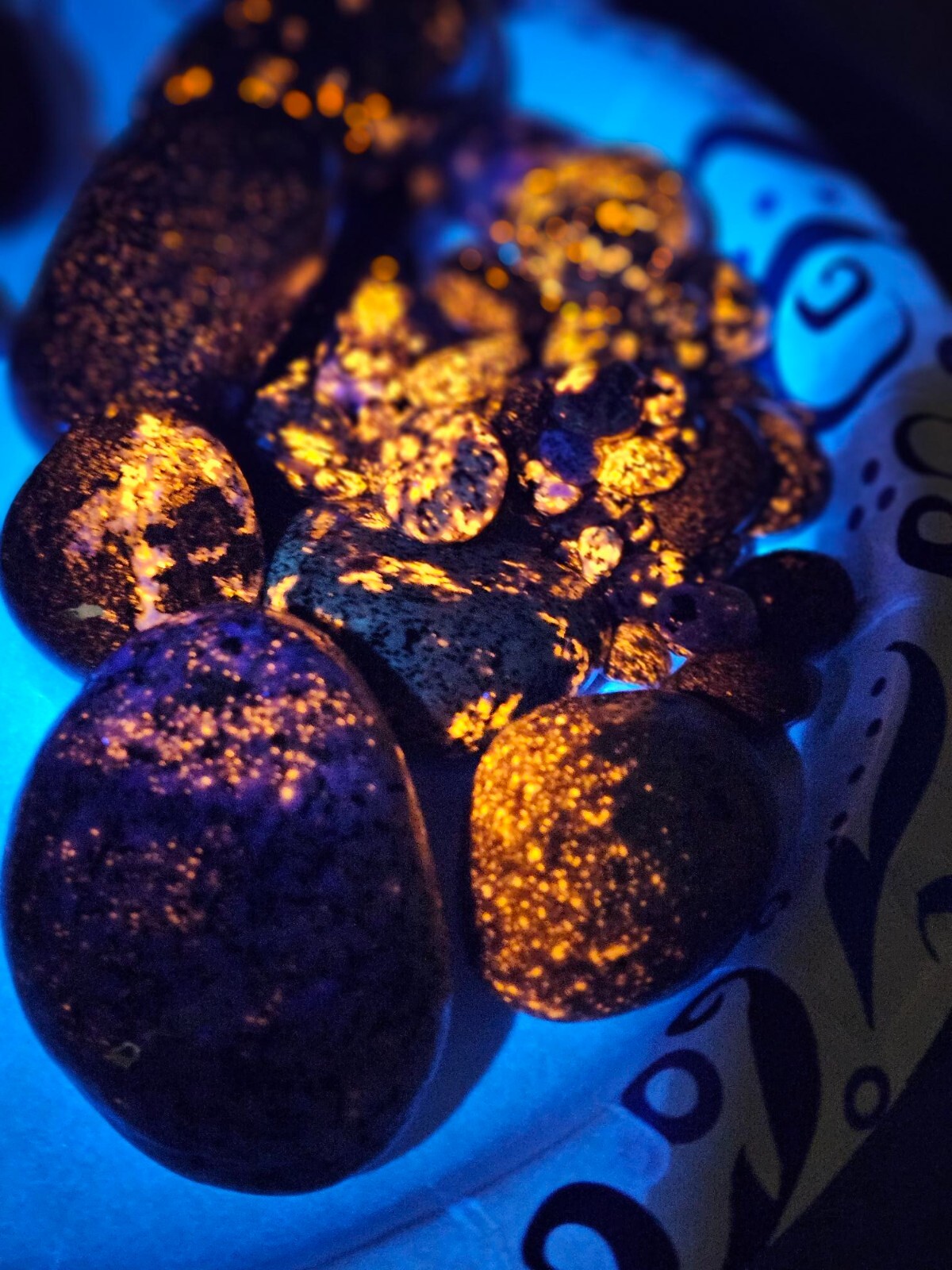 Epic Fluorescent Mineral Kit – Super Bright Colors Fluorescent Minerals