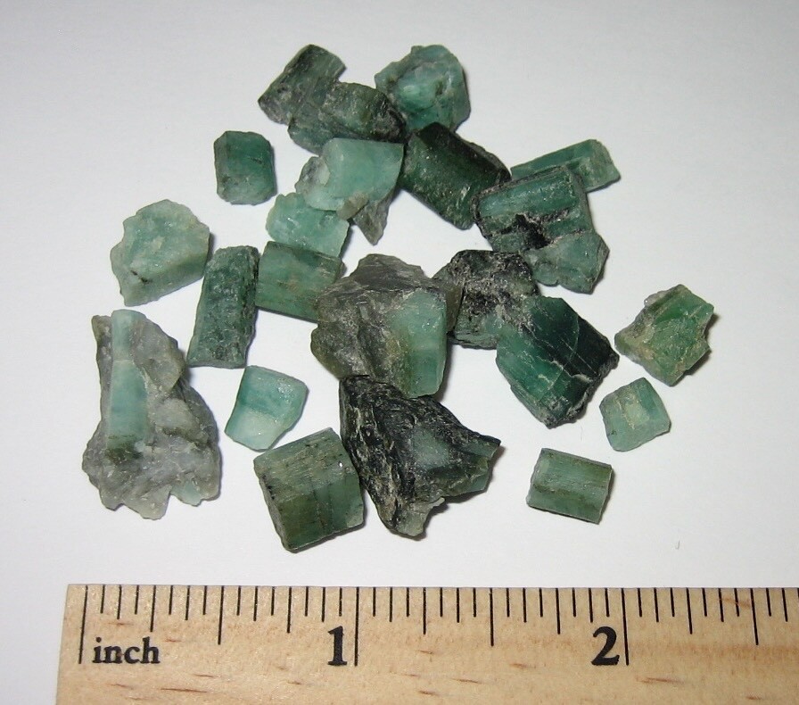 22 BEAUTIFUL NATURAL 0.2″- 0.5″ EMERALD GREEN BERYL CRYSTALS BRAZIL 22.4grams *A