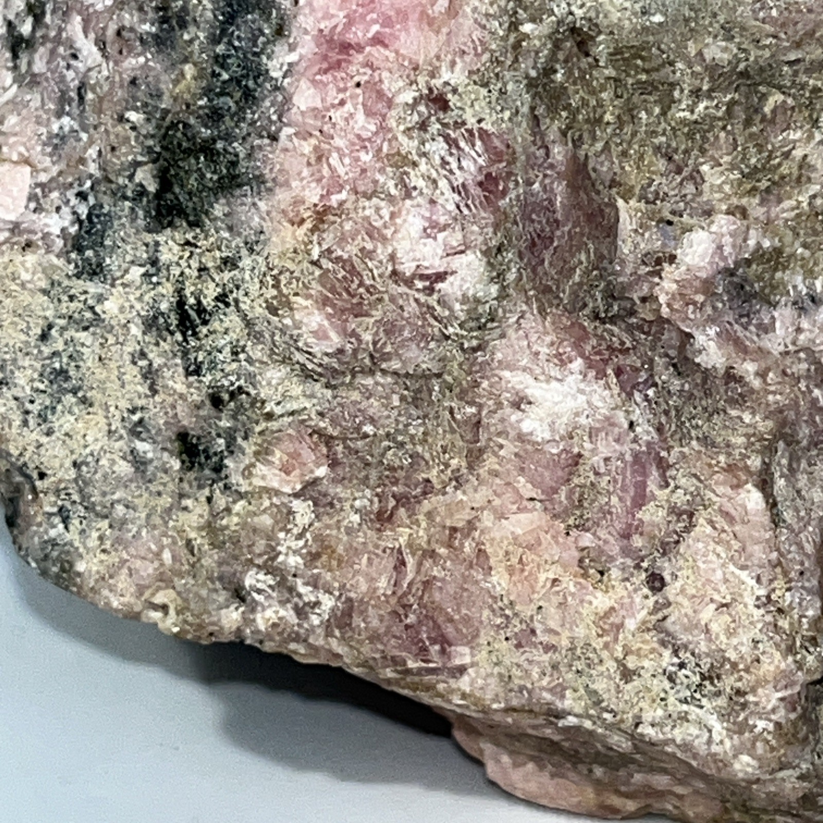 Rhodonite w/Franklinite 940g Franklin NJ 120x90x85mm Rose Pink Gemstone Specimen